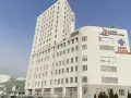 Nowoczesny budynek Carolina Medical Center z logo i napisem "Ostry Dyżur Ortopedyczny".