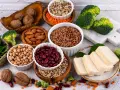 Un assortiment coloré de graines, noix, légumineuses et tofu, offrant une variété de protéines végétales pour une alimentation saine.