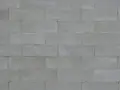 Pared de bloques de hormigón gris, lista para pintar y transformar.