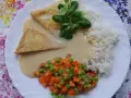 Trójkątne kawałki tofu w kremowym sosie madras, podane z ryżem i warzywami.