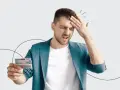 Zmartwiony mężczyzna trzyma dowód osobisty, zastanawiając się, ile wcześniej można wymienić dowód osobisty.