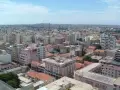 Widok na rozległe senegal miasta z wieloma budynkami i dachami.