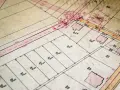 Stary plan działek z zaznaczonymi budynkami i wymiarami. Klasoużytki egib widoczne na mapie.