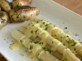 Weißer Spargel mit Kartoffeln und cremiger, veganer Hollandaise, bestreut mit frischer Petersilie. Ein Genuss!