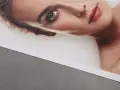 Portret kobiety z wyrazistymi ustami i okiem, wydrukowany techniką giclee, co to jest – doskonała jakość i trwałość.