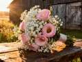Delikatny bukiet ślubny eustoma i gipsówka, ozdobiony kroplami rosy, spoczywa na drewnianym stole. W tle słońce przebija się przez drzewa, oświetlając wiejską scenerię.