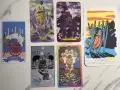 Cinco cartas del tarot, la mayoría con espadas, sobre un fondo blanco.