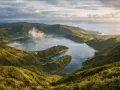 Widok na jezioro w kraterze w Sete Cidades na Azorach. Warto zobaczyć to miejsce, gdy mgła unosi się nad wodą.
