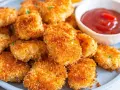 Chrupiące nuggetsy z airfryer, idealne do maczania w keczupie.
