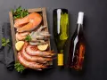 Krewetki, łosoś i cytryny czekają na odpowiednie wino. Białe czy różowe – jakie wino do krewetek będzie najlepsze?