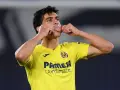 Gerard Moreno, jugador del Villarreal, celebra un gol con un gesto divertido, sacando la lengua y tocándose las mejillas.