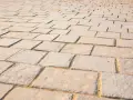 Czym fugować kostkę brukową, aby uniknąć kosztownych błędów?