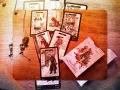 Rozłożone karty cygańskie, w tym "Służąca", "Żołnierz" i "Nieszczęście", obok pudełka "Gypsy Oracle Cards".