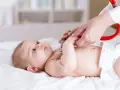 Lekarz osłuchuje niemowlę stetoskopem. Badanie może pomóc w wykryciu chorób metabolicznych u dzieci, lista schorzeń jest długa.