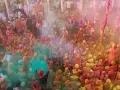 Tłum ludzi w kolorowym pyle podczas festiwalu Holi. To jedno z wielu barwnych festiwali na świecie, pełne radości i tradycji.