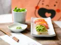 Zielone wasabi, z którego robi się wasabi, podane z sushi i edamame.
