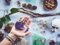 Mano sostiene amatista, rodeada de piedras y un cráneo. Un conjunto de piedras contra el mal de ojo y la envidia.
