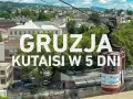 Widok na miasto Kutaisi w Gruzji z kolejki linowej. Napis "GRUZJA KUTAIISI W 5 DNI" na tle zieleni i budynków.