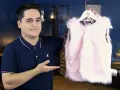 Un homme présente un adorable gilet berger bébé en fausse fourrure rose. Un patron gratuit pour le coudre est disponible.