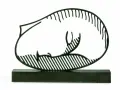 Sculpture stylisée d'une femme allongée, la muse endormie, aux formes épurées et rayées, posée sur un socle sombre.