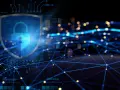 Cybertarcza chroni przed cyberzagrożeniami. W tle sieć połączeń i dane cyfrowe.