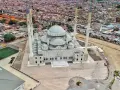 Imponująca, nowoczesna świątynia góruje nad gęsto zabudowanym krajem z Akry. Obok boiska piłkarskiego i szkoły, majestatyczny meczet z minaretami stanowi serce tej dynamicznej społeczności.