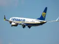Samolot Ryanair z wysuniętym podwoziem, gotowy do lądowania. Zastanawiasz się, ile ml płynów można zabrać do samolotu?