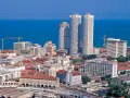 Panorama miasta Sri Lanka stolica, z nowoczesnymi wieżowcami i historyczną architekturą nad błękitnym oceanem.