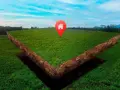Zastanawiasz się, czy badania geotechniczne są obowiązkowe przed budową? Na zielonej działce z pinezką domu, odsłonięto warstwy gruntu.