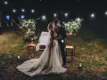 Para młoda w blasku lamp, romantyczna atmosfera. Czy ich numerologia daty ślubu zapowiada szczęście?
