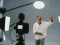 Aktor w białej koszuli gestykuluje przed kamerą. Zastanawiasz się, ile zarabia aktor w serialu?