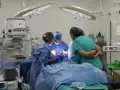 Zespół medyczny podczas operacji. Pielęgniarka operacyjna czuwa nad przebiegiem zabiegu, świadoma potencjalnych problemów prawnych w pracy.