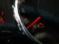 Kontrolka silnika świeci się, wskazując błąd DTC P0171 w Peugeot.