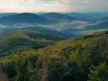 Widok z mogielnica szczyt na zielone wzgórza i doliny, z miasteczkiem w oddali.