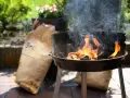 Ogień płonie w grillu, a obok leżą worki z węglem. Czas dowiedzieć się, jak rozpalic grilla i cieszyć się smakiem lata!