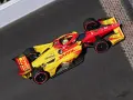 Alex Palou, piloto del coche número 10, acelera en la pista con su monoplaza amarillo y rojo de DHL.