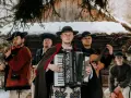 Zespół weselny gra na skrzypcach, akordeonie, gitarze i basach. Muzycy w tradycyjnych strojach góralskich.