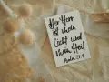 Eine Karte mit handgeschriebener Schrift: "Der Herr ist mein Licht und mein Heil. Psalm 27,1". Ein Zitat aus Psalm 96.