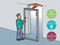Un homme installe une porte. Le montage ressort ferme-porte assure isolation thermique, anti-effraction et acoustique.