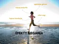 Kobieta biegnie po plaży, czerpiąc korzyści: więcej endorfin, spokojna głowa, silne nogi, lepsza kondycja. To efekty biegania.
