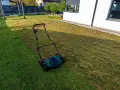 Wertykulacja po deszczu: wertykulator pozostawiony na trawniku po zabiegu usuwania filcu i mchu.