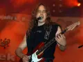 Krzysztof Zalewski, idol wielu fanów, gra na gitarze podczas koncertu.