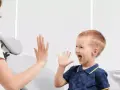 Pierwsza wizyta u dentysty z dzieckiem: Kiedy i jak bez stresu?