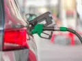 Tankowanie Kia Ceed 1.6 benzyna. Zielony pistolet paliwowy wlewa paliwo do baku.