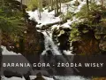 Wodospad na Baraniej Górze, gdzie zaczyna swój bieg Wisła. Śnieg i skały tworzą malowniczy krajobraz.