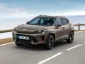 Brązowy SUV Cupra jedzie po drodze nad morzem.