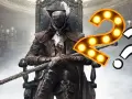 Postać z Bloodborne 2 na tronie, z mieczem, otoczona świecami i znakami zapytania.