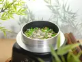 Un plat de riz aux huîtres et petits pois, prêt pour une délicieuse recette.