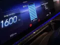 Wyświetlacz samochodu elektrycznego z zasięgiem 1600 km i naładowaną baterią 99%.