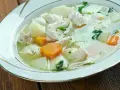 Ile kalorii ma kurczak gotowany w rosole? Zaskakująco niskie wartości!